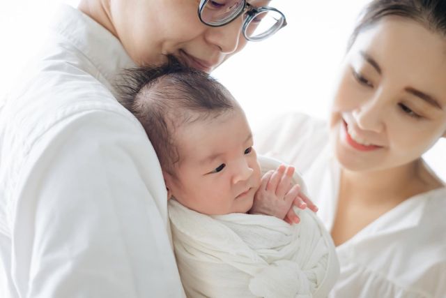 謝謝小拉成為我的寶包👶🏻
-
雖然有時候你沒來由爆哭的時候，麻麻真的很厭世，但大多數時候你都是可愛的☺️
/
看著你ㄧ天天被我越養越肥，表情反應也越來越多，覺得實在很有成就感🫶🏻現在看你不到三週（19Day)時候的照片覺得你豪小唷現在雙下巴又多了幾圈🤣🤣🤣，真的是長大惹☺️超級感謝幫我記錄小拉寶包的表情包與成長的
@supercute.zhubei
@supercute_studio
幫我們拍出超有愛的寶寶寫真👨‍👩‍👦👶🏻🫶🏻
等到小拉滿週歲的時候還要去找他們拍☺️🫰🏻照片還有很多再來慢慢分享👶🏻#SuperCute寶寶親子寫真 #SuperCute兒童寫真 #SuperCute新生兒寫真 #新生兒寫真 #newbornphotography #newborn #newbornbaby #寶寶攝影 #寶寶寫真 #親子寫真 #親子攝影 #全家福 #全家福拍攝